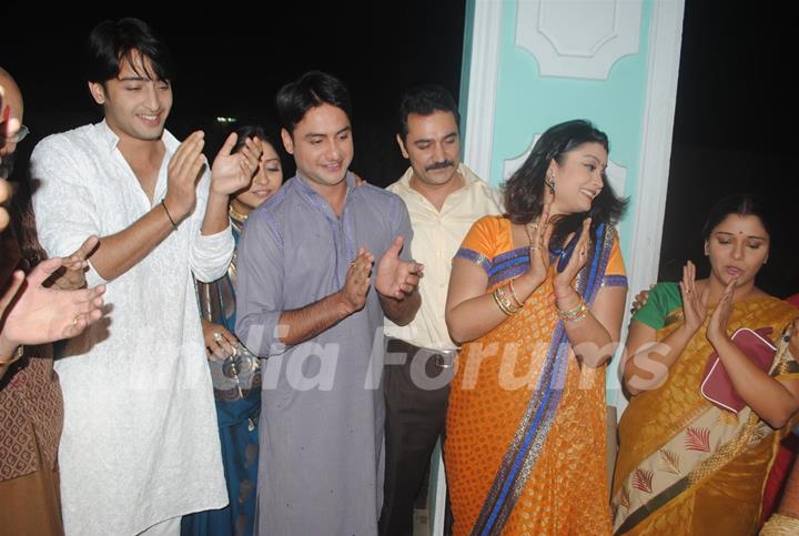 Cast celebrate 200 episodes of Navya