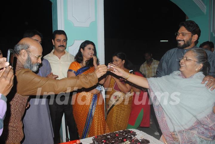 Cast celebrate 200 episodes of Navya