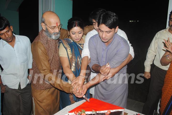 Cast celebrate 200 episodes of Navya