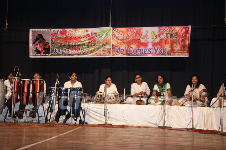 Tribute to Dev Anand by 23 Ladies Musician