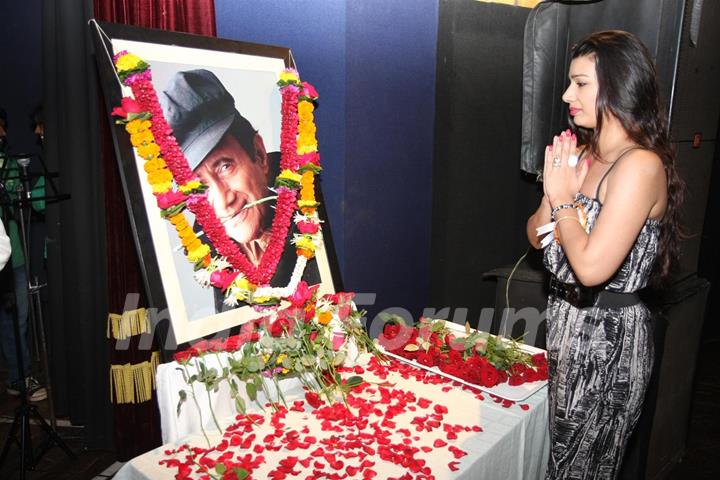 Mink Brar pays Tribute to Dev Anand by 23 Ladies Musician