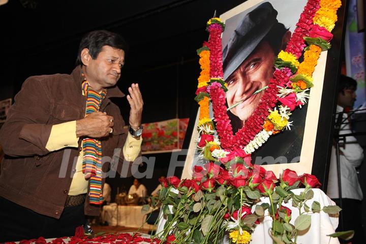 Celeb pays Tribute to Dev Anand by 23 Ladies Musician