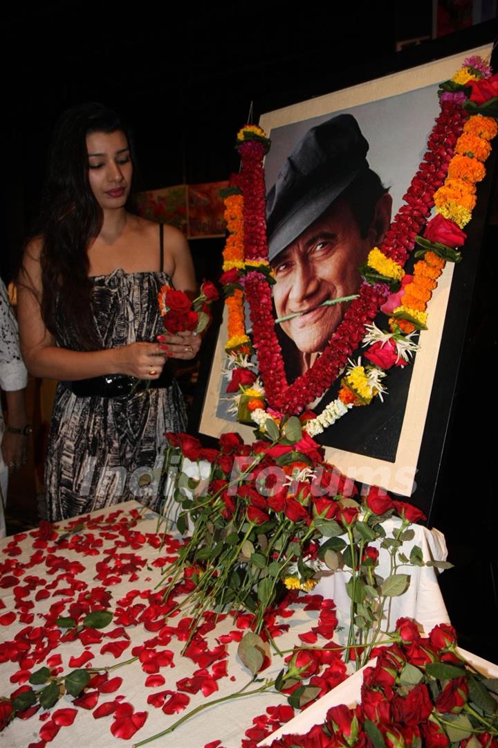 Mink Brar given Tribute to Dev Anand by 23 Ladies Musician
