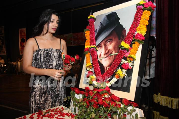 Mink Brar given Tribute to Dev Anand by 23 Ladies Musician