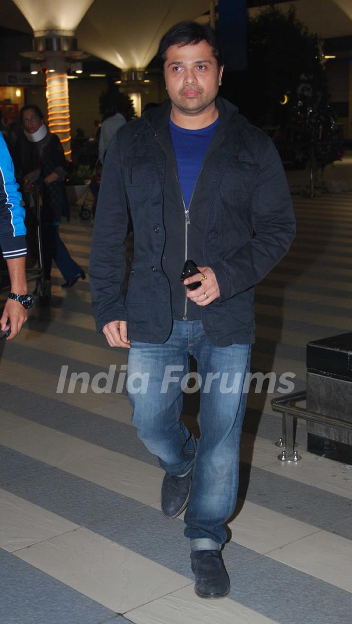 Himesh Reshammiya snapped at Airport returns from their vacation