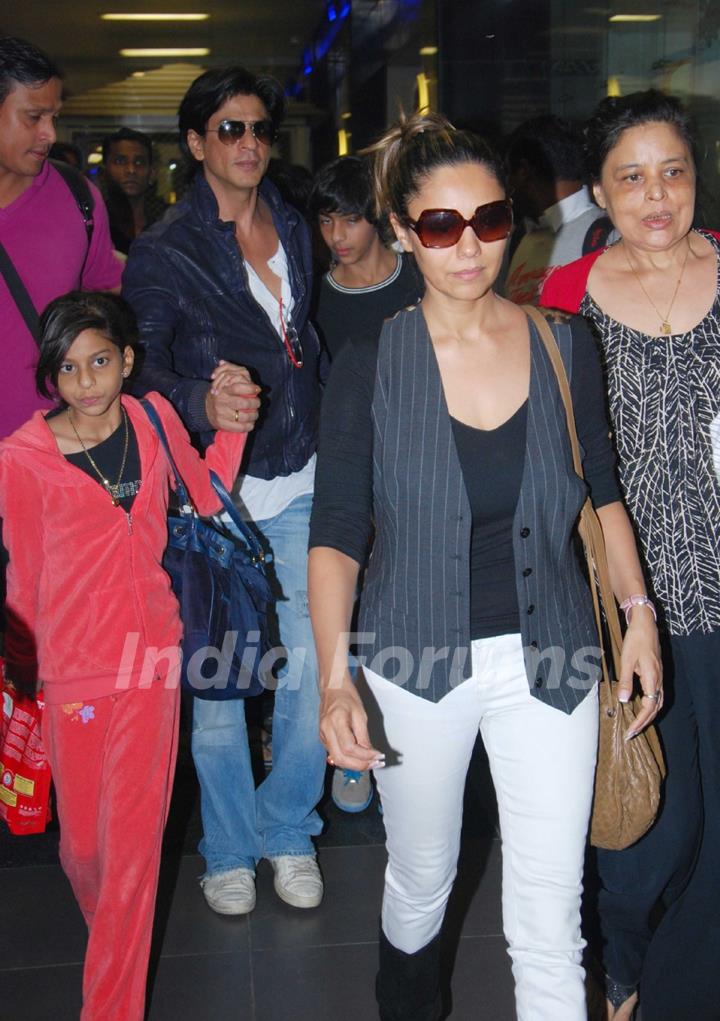 Shah Rukh Khan with wife Gauri and Kids snapped at Airport returns from their vacation