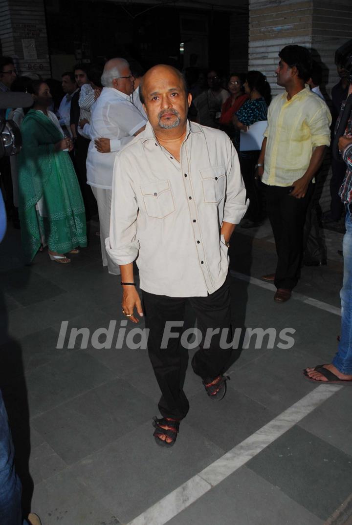 Celeb at Sunil and Dharmesh Darshan's dad's prayer meet