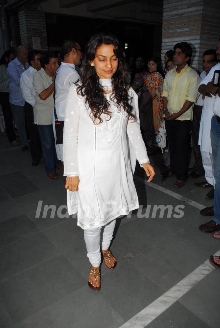 Juhi Chawla at Sunil and Dharmesh Darshan's dad's prayer meet