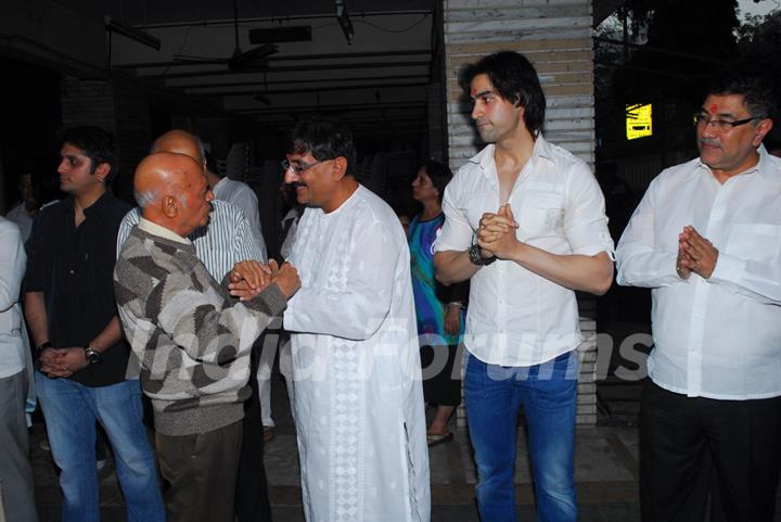 Celeb at Sunil and Dharmesh Darshan's dad's prayer meet