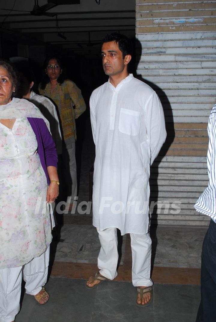 Sanjay Suri at Sunil and Dharmesh Darshan's dad's prayer meet