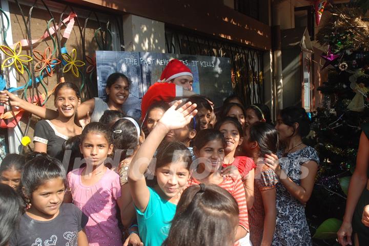 Shiney Ahuja turns Santa at Andheri