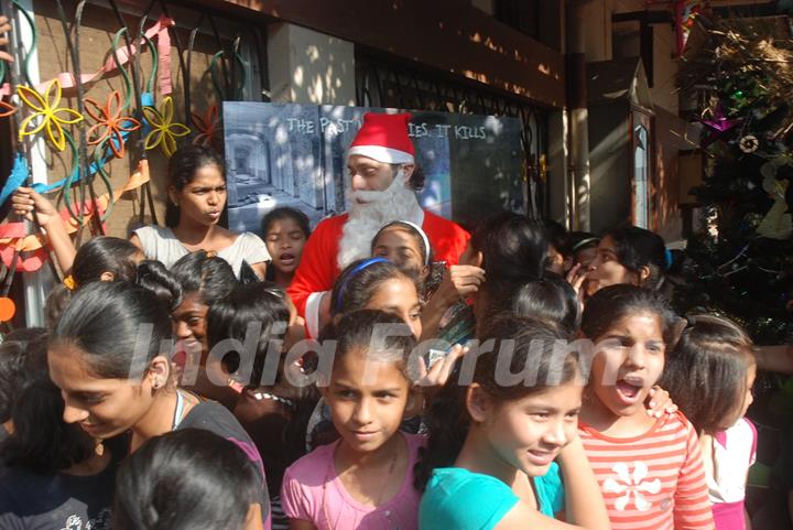 Shiney Ahuja turns Santa at Andheri