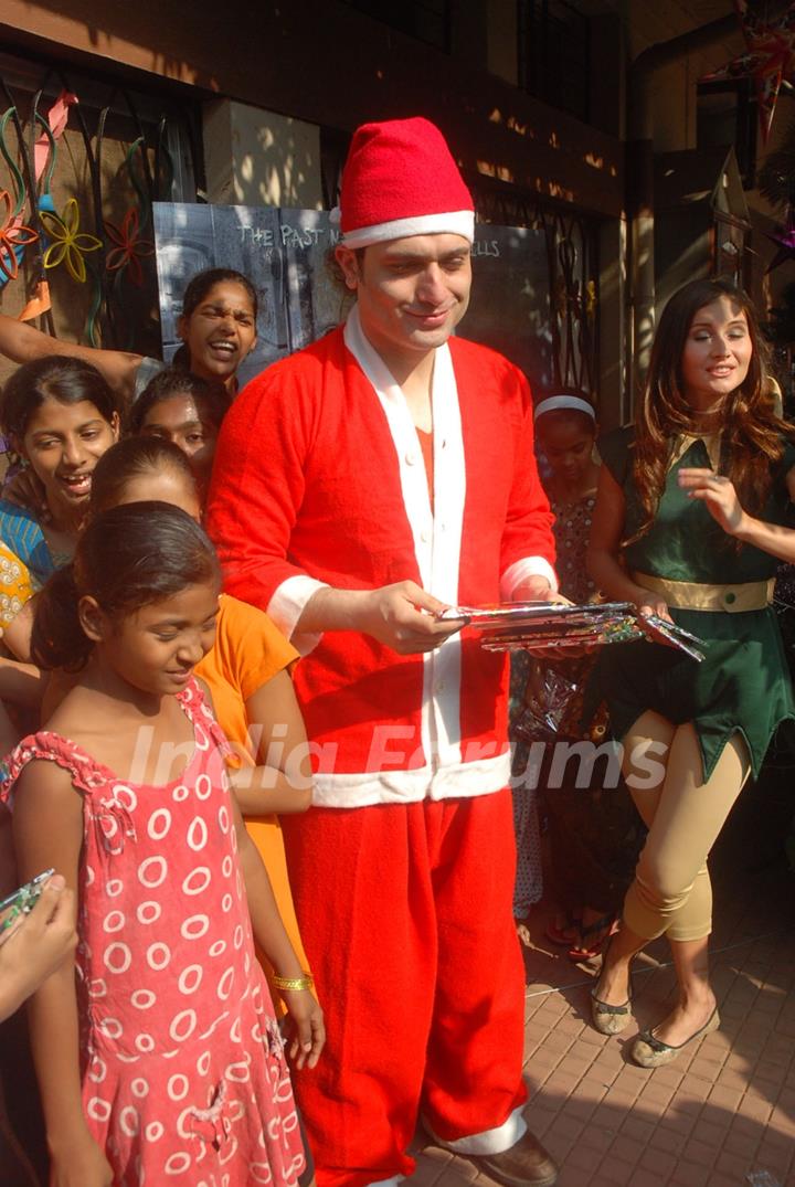 Shiney Ahuja turns Santa at Andheri