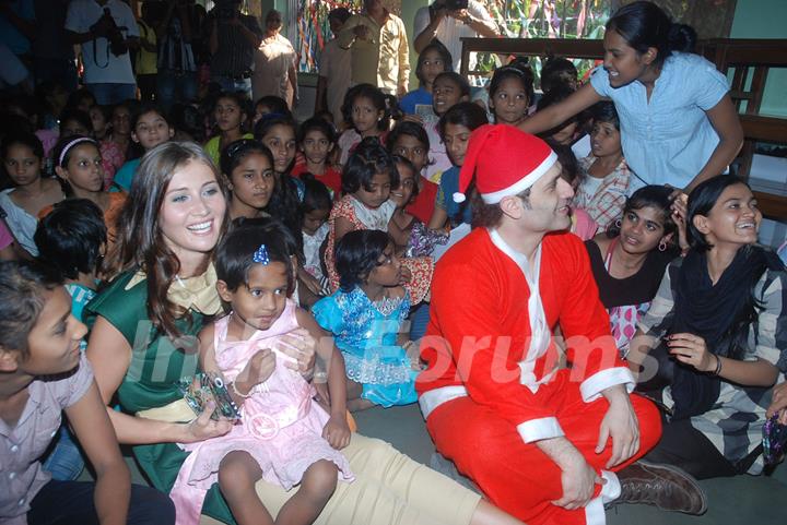 Shiney Ahuja with Claudia Ciesla turns Santa at Andheri