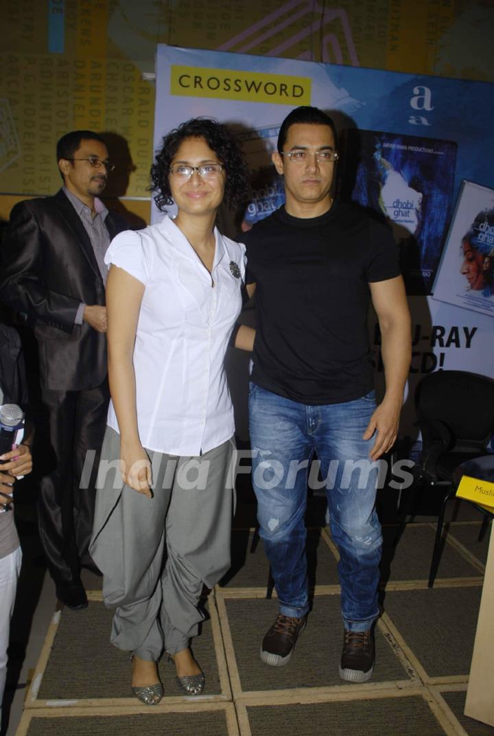 Aamir Khan and Kiran Rao at Dhobi Ghat DVD launch at Crossword, Kemps Corner