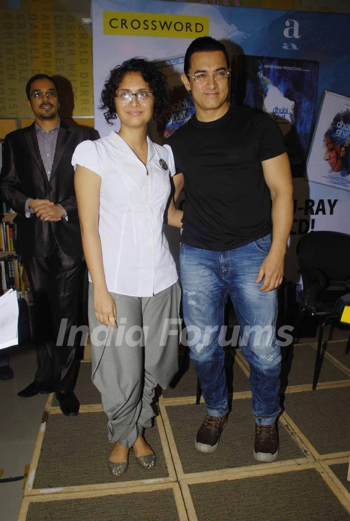 Aamir Khan and Kiran Rao at Dhobi Ghat DVD launch at Crossword, Kemps Corner