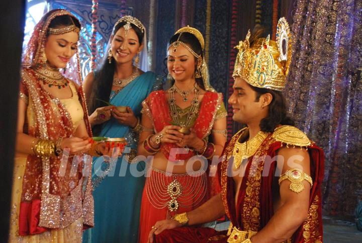 Vishal Karwal as Dwarikasheesh with his 3 queen Rukhmani,  Satyabhama, Jambanti