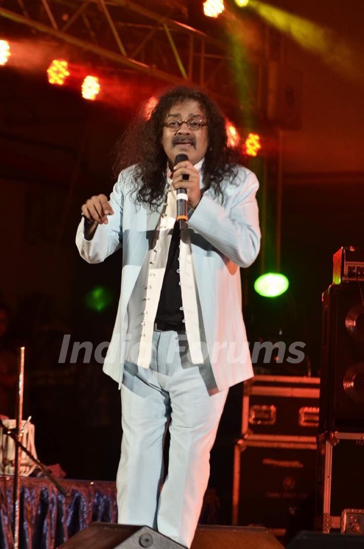 Hariharan performing live ‘King in Concert’ organized by Nagrik Shikshan Sanstha in Mumbai