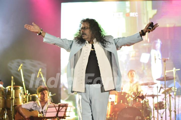 Hariharan performing live ‘King in Concert’ organized by Nagrik Shikshan Sanstha in Mumbai