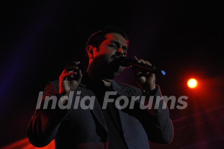 Shankar Mahadevan performing live ‘King in Concert’ organized by Nagrik Shikshan Sanstha in Mumbai