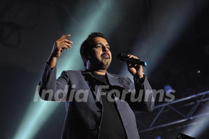 Shankar Mahadevan performing live ‘King in Concert’ organized by Nagrik Shikshan Sanstha in Mumbai