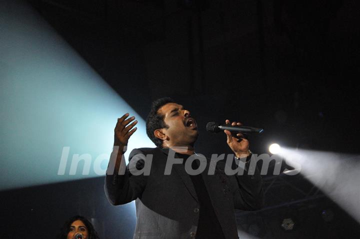 Shankar Mahadevan performing live ‘King in Concert’ organized by Nagrik Shikshan Sanstha in Mumbai