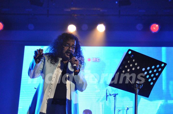 Hariharan performing live ‘King in Concert’ organized by Nagrik Shikshan Sanstha in Mumbai