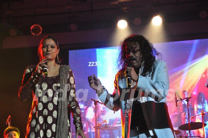 Hariharan performing live ‘King in Concert’ organized by Nagrik Shikshan Sanstha in Mumbai