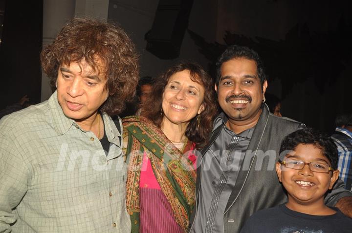 Shankar Mahadevan with Zakir Hussain, Antonia &his son grace live ‘King in Concert’ in Mumbai