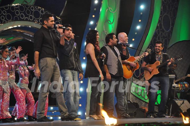 Abhay Deol, Farhan Akhtar with Shankar Ehsan Loy at police show Umang