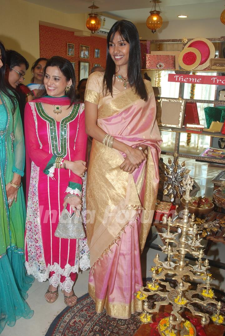 Nethra and Smita Bansal launch Jinal Kenia's wedding shop YUME at Juhu