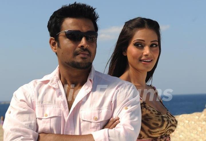 R. Madhavan and Bipasha in the movie Jodi Breakers