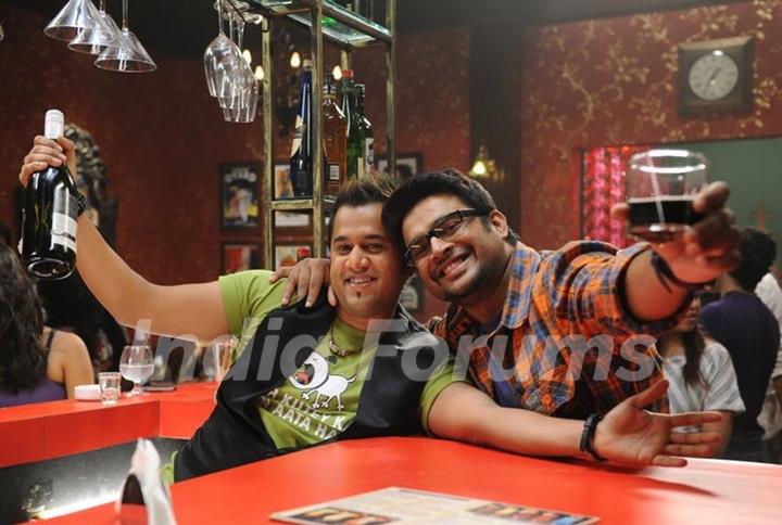 R. Madhavan and Omi Vaidya in the movie Jodi Breakers