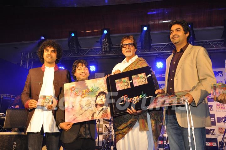 Kailash Kher poses with Amitabh Bachchan during the release of his new album &quot;Kailasha Rangeele&quot;