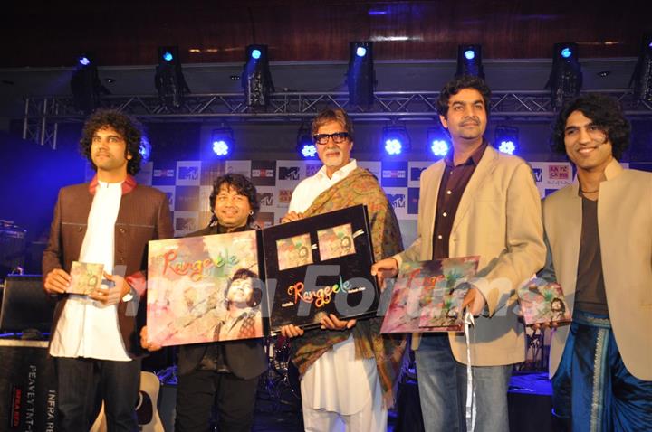 Kailash Kher poses with Amitabh Bachchan during the release of his new album &quot;Kailasha Rangeele&quot;