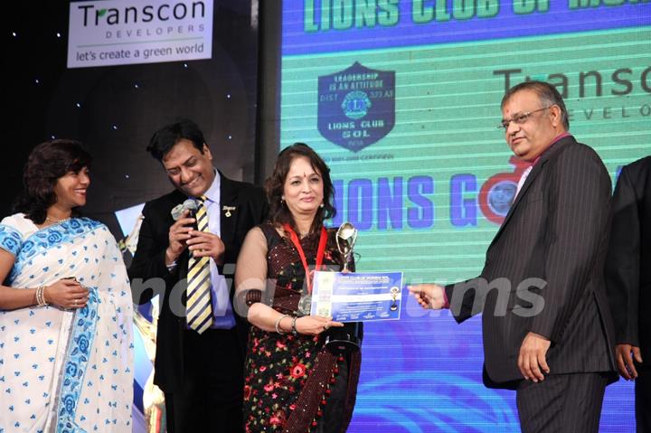 Smita Thackarey at 18th LIONS GOLD AWARDS at Bhaidas Hall in Mumbai