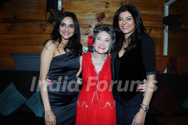 Sushmita Sen and Madhoo with Tao Porchon in show 'Ageless Dance' at Sheesha Lounge in Andheri, Mumba