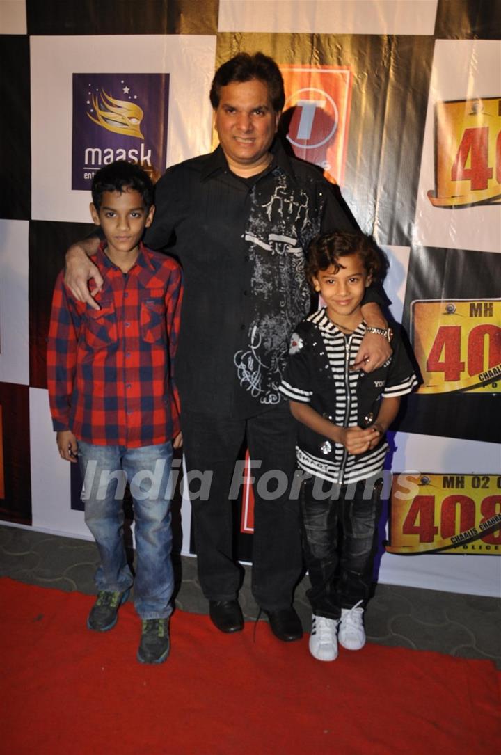 Lalit Pandit with kids at Premiere of film &quot;Chaalis Chauraasi&quot; in Cinemax, Mumbai