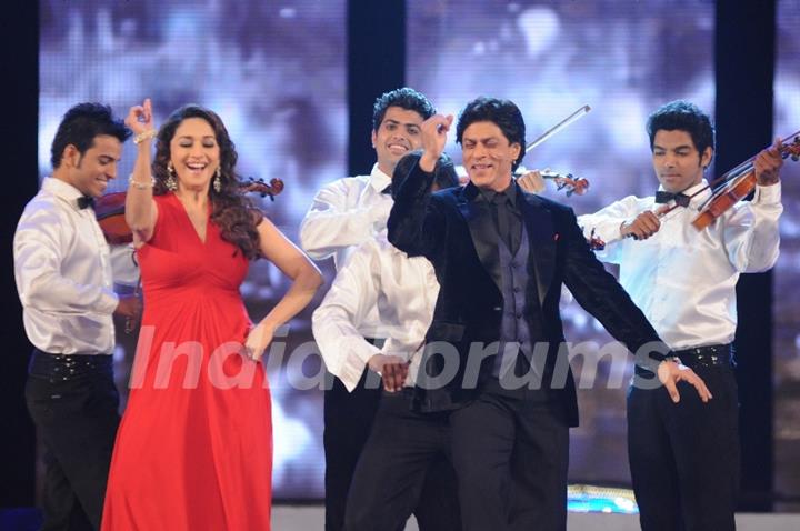 Shah Rukh and Madhuri Dixit perform at 18th Colors Screen Awards