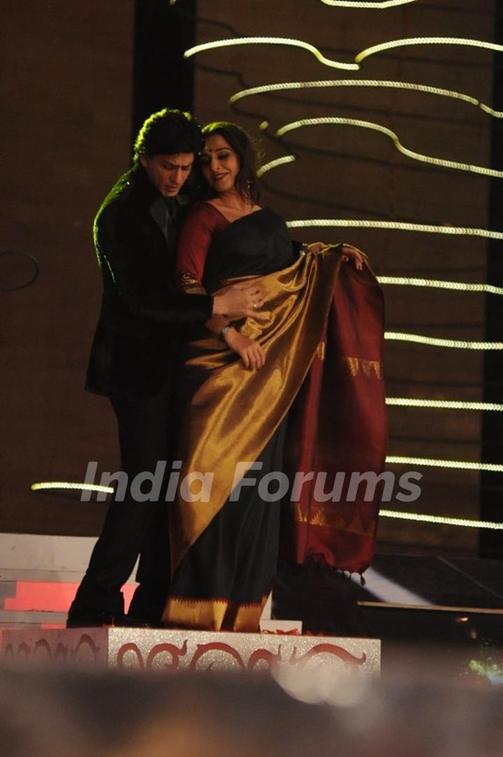 Shah Rukh and Vidya Balan perform at 18th Colors Screen Awards