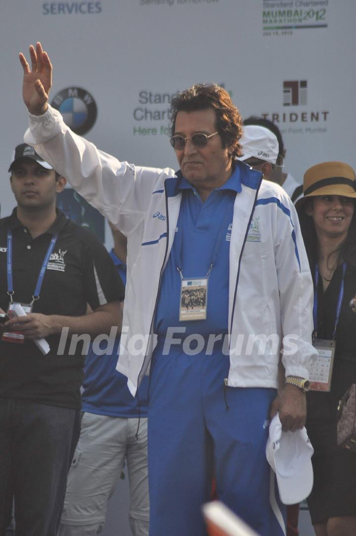 Vinod Khanna attends Standard Chartered Mumbai Marathon 2012 in Mumbai