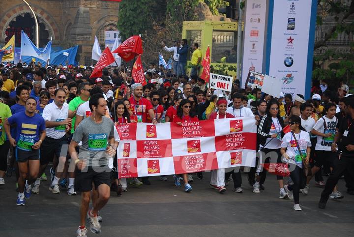 Bollywood celebs at Standard Chartered Mumbai Marathon 2012 in Mumbai