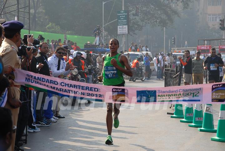 Celebs at Standard Chartered Mumbai Marathon 2012 in Mumbai