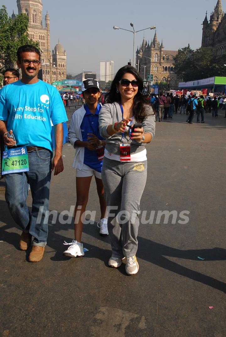 Celebs at Standard Chartered Mumbai Marathon 2012 in Mumbai