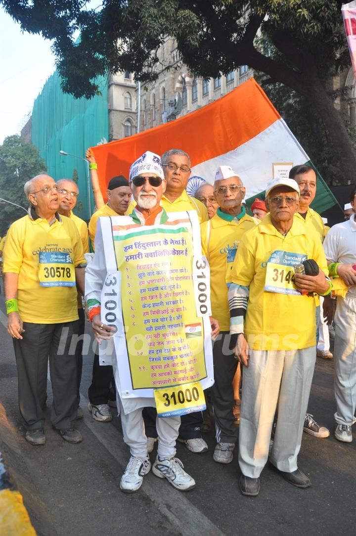 Celebs at Standard Chartered Mumbai Marathon 2012 in Mumbai