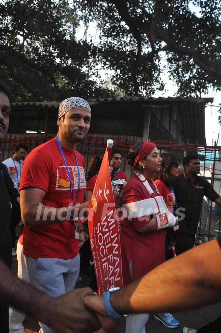 Rohit Roy at Standard Chartered Mumbai Marathon 2012 in Mumbai