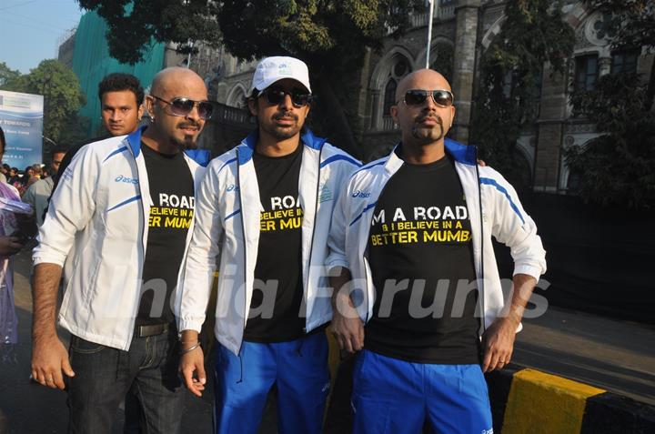 Rannvijay Singh, Raghu Ram at Standard Chartered Mumbai Marathon 2012 in Mumbai