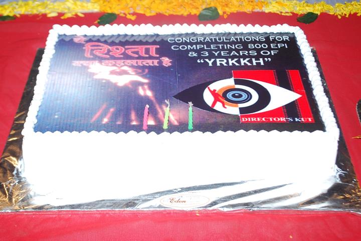 Cake cutting on the sets of 'Ye Rishta Kya Kehlata Hai' on completion of 800 episodes & 3 Years
