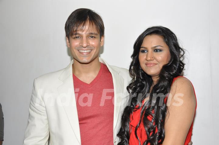 Vivek Oberoi launches Times music album &quot;Banna Re by Rajnigandha&quot; at Planet M