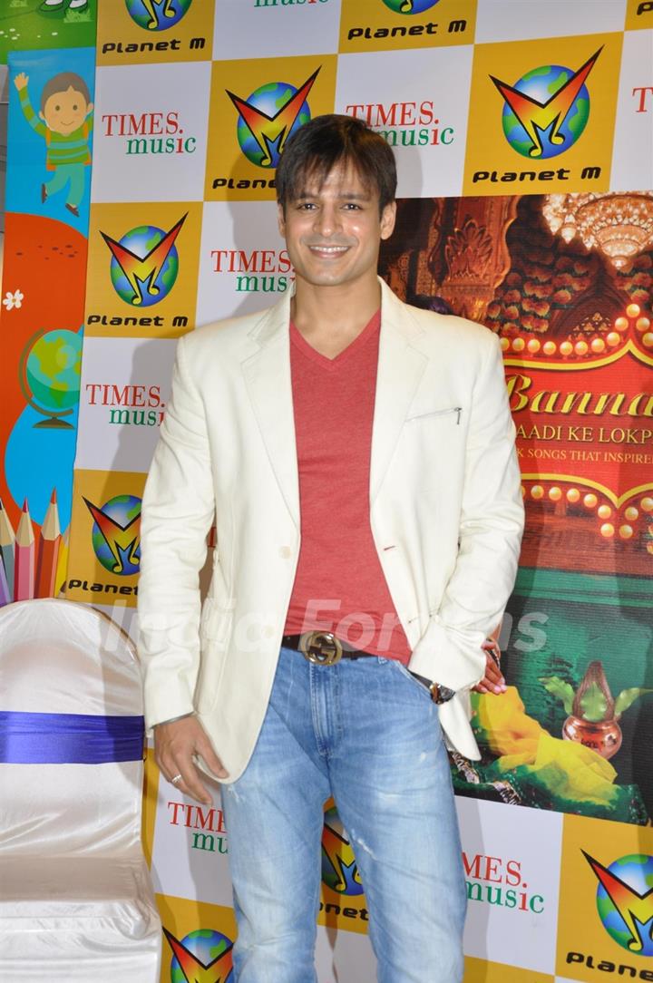 Vivek Oberoi launches Times music album &quot;Banna Re by Rajnigandha&quot; at Planet M